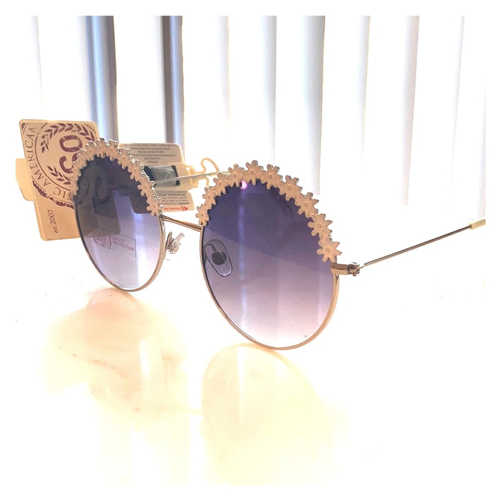 NEW WITH TAGS. Women’s floral circle sunglasses.